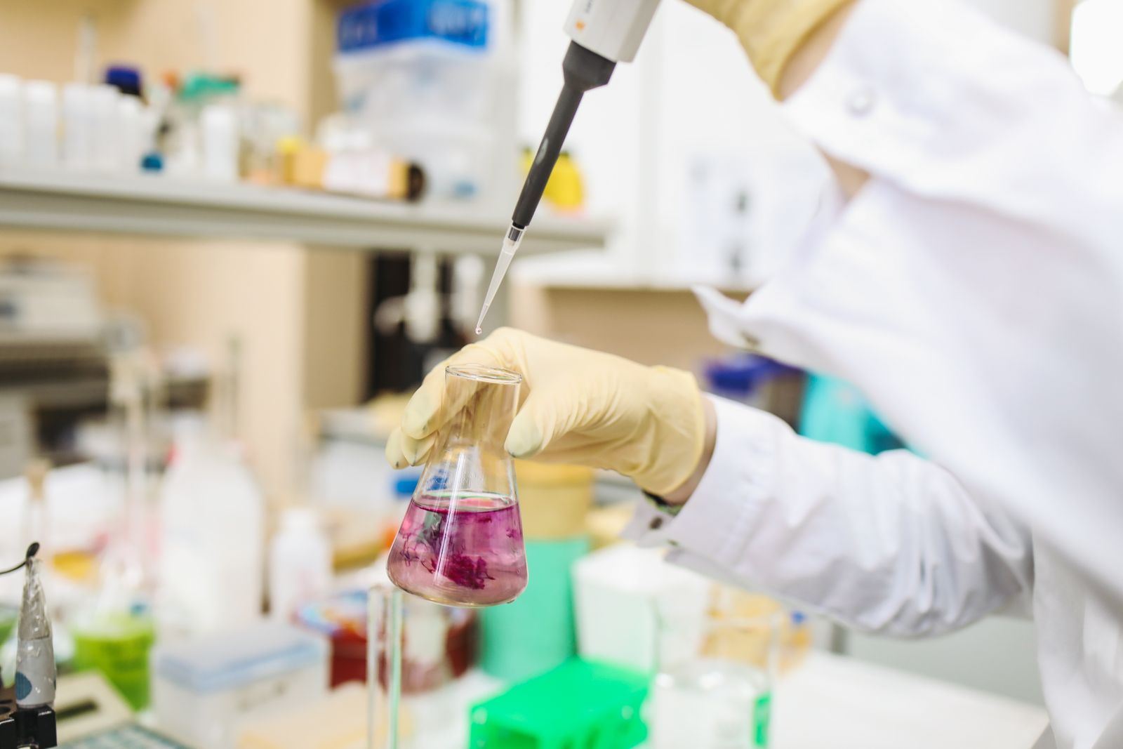 Tecnico al lavoro in laboratorio