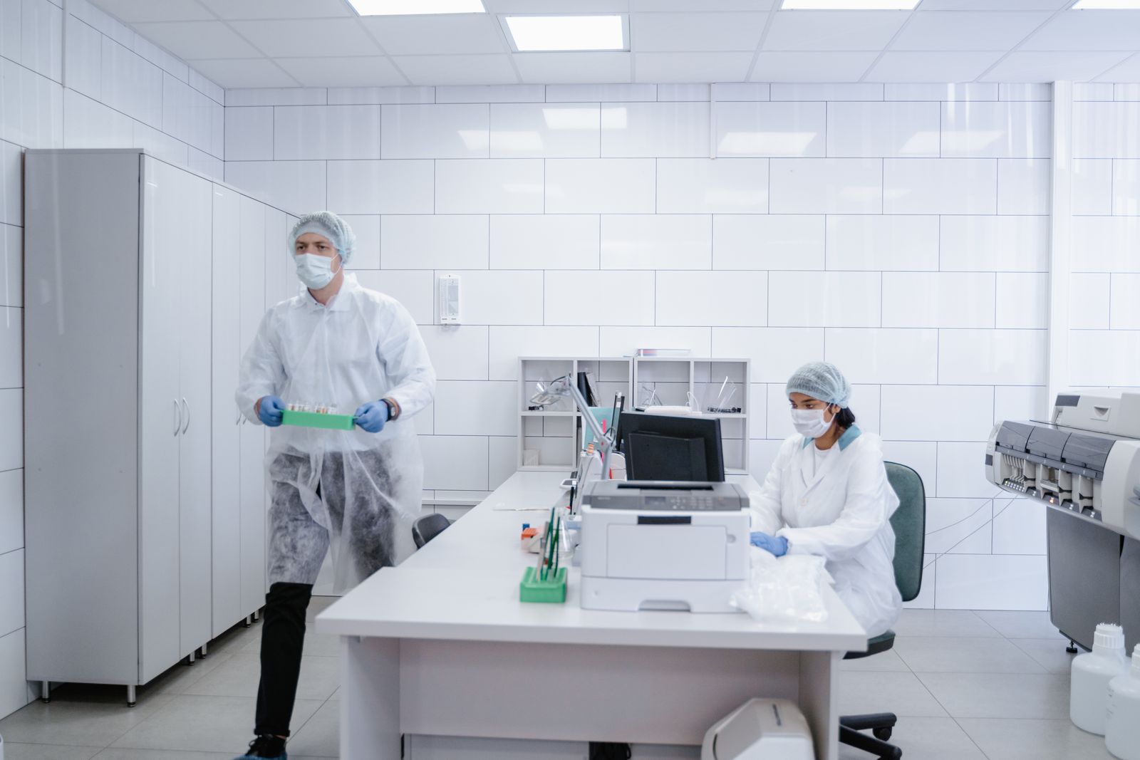 Ricercatori al lavoro in laboratorio chimico