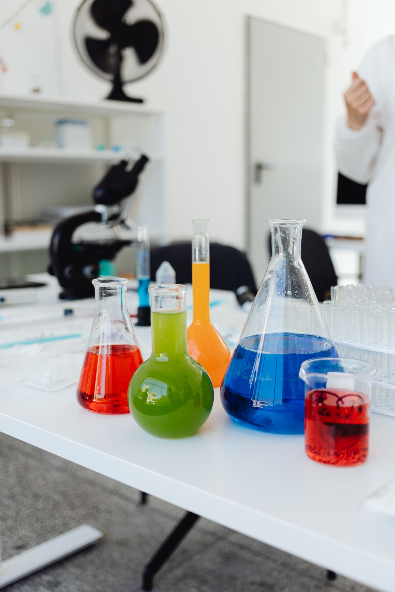 Strumentazione da laboratorio su banco di lavoro